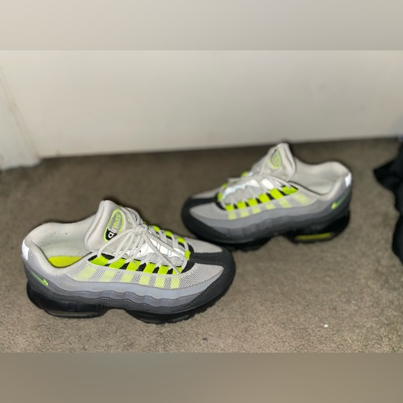 Air maxes Nike shoes - Picture 4 of 8